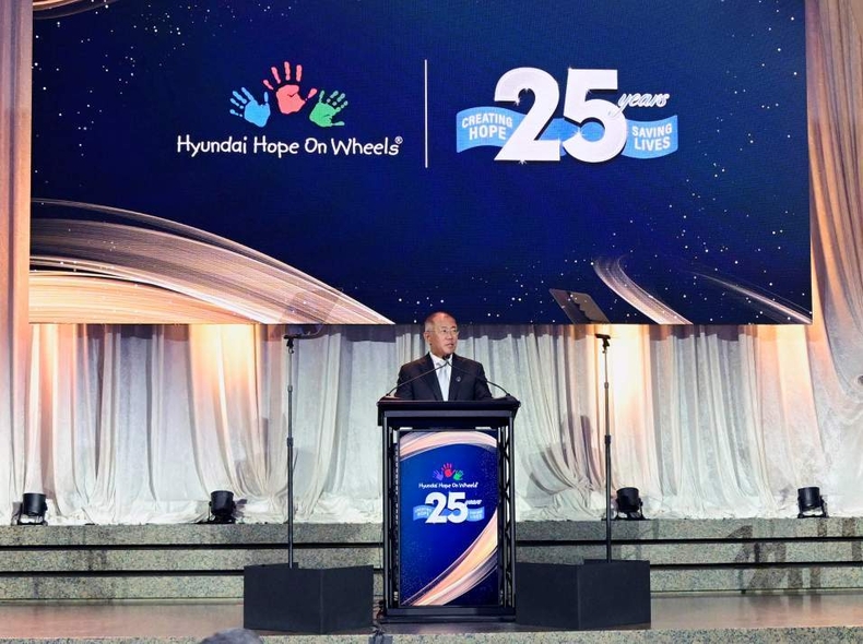 기념행사 사진 1 ⓒ타임즈<br>
<사진설명> 현대자동차, ‘호프 온 휠스’ 25주년 행사 개최<br>
현대자동차는 21일(현지시간) 미국 워싱턴 D.C. 로널드 레이건 빌딩에서 소아암 퇴치를 위한 캠페인 ‘현대 호프 온 휠스(Hyundai Hope On Wheels : 바퀴에 희망을 싣고)’의 25주년 행사를 개최했다. 기념행사 전날인 20일(현지시간)에는 호프 온 휠스 홍보대사를 맡고 있는 어린이들이 미국 워싱턴 D.C의 워싱턴 내셔널스 야구팀 홈구장에서 시구를 했다.<br>
(기념행사 사진 1~3) 정의선 현대차그룹 회장이 현대 호프 온 휠스 25주년 행사에서 환영 인사를 하는 모습.