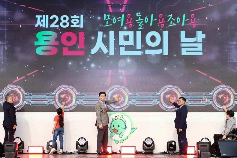 1-3. 23일 열린 제 28회 용인시민의 날에서 기념사를 하고 있는 이상일 용인특례시장 ⓒ타임즈