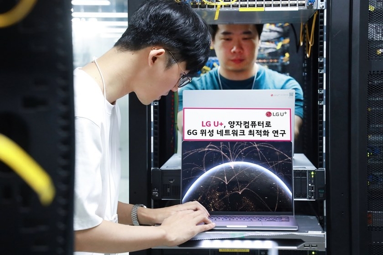 LG유플러스가 한국과학기술원(KAIST), 국내 양자컴퓨팅 소프트웨어 개발업체인 ‘큐노바(Qunova)’와 손잡고 양자컴퓨터를 활용해 6G 저궤도 위성 네트워크를 최적화하는 연구에 성공했다고 25일 밝혔다. 사진은 LG유플러스 임직원이 6G 저궤도 위성 네트워크를 연구하는 모습. ⓒ타임즈