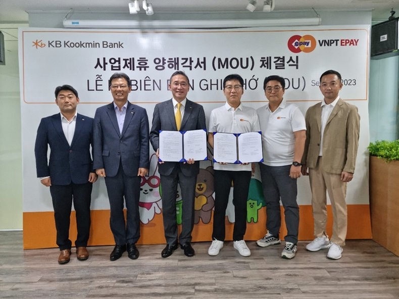 <strong>지난 21일 베트남 하노이 VNPT EPAY 사무실에서 열린 베트남 기업금융서비스 확대를 위한 '국민은행과 VNPT EPAY의 업무협약식'에서 김제희 VNPT EPAY 대표(좌측 4번째)와 조남훈 KB국민은행 글로벌사업그룹 대표(좌측 3번째) 등 관계자들이 기념 촬영을 하고 있다. ⓒ타임즈</strong>
