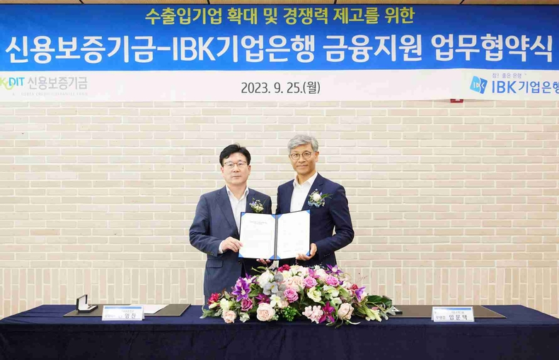 IBK기업은행-신용보증기금 업무협약식 ⓒ타임즈<br>
<사진은 지난 25일 서울 중구 을지로 기업은행 본점에서 열린 ‘수출기업 확대 및 경쟁력 제고를 위한 금융지원 업무협약식’에서 임문택 IBK기업은행 기업고객그룹장(오른쪽)과 한영찬 신용보증기금 이사(왼쪽)가 협약식을 마치고 기념촬영을 하고 있는 모습>