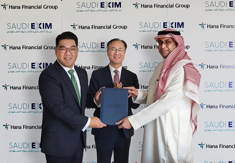하나금융그룹은 지난 25일(현지시각) 사우디아라비아 리야드 소재 사우디 수출입은행(Saudi EXIM, Saudi Export-Import Bank) 본사를 방문해 중동 지역 내 협력 사업 확대를 위한 업무협약을 체결했다. 이은형 하나금융그룹 부회장(사진 왼쪽에서 첫 번째)과 사아드 알 칼브(Saad Al-Khalb) 사우디 수출입은행 회장(사진 왼쪽에서 세 번째), 박준용 주사우디아라비아 한국 대사(사진 가운데)가 업무협약식을 마치고 기념 사진을 촬영하고 있다. ⓒ타임즈