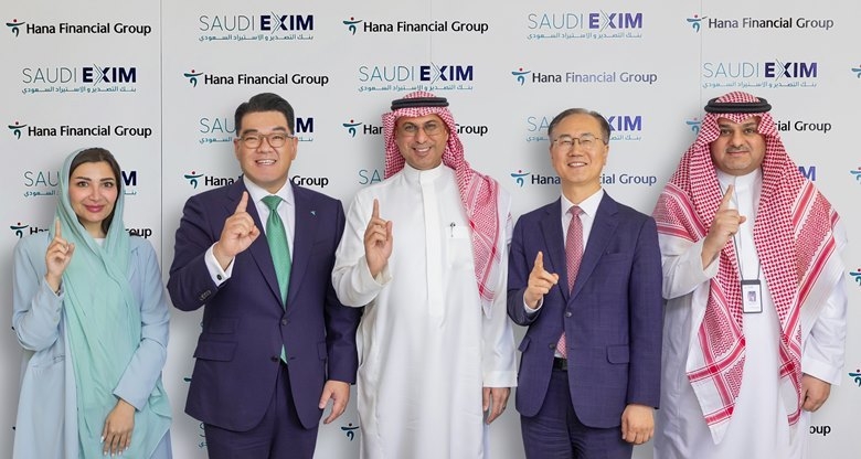 하나금융그룹은 지난 25일(현지시각) 사우디아라비아 리야드 소재 사우디 수출입은행(Saudi EXIM, Saudi Export-Import Bank) 본사를 방문해 중동 지역 내 협력 사업 확대를 위한 업무협약을 체결했다. 이은형 하나금융그룹 부회장(사진 왼쪽에서 두 번째)과 사아드 알 칼브(Saad Al-Khalb) 사우디 수출입은행 회장(사진 가운데), 박준용 주사우디아라비아 한국 대사(사진 왼쪽에서 네 번째)가 업무협약식을 마치고 기념 사진을 촬영하고 있다. ⓒ타임즈