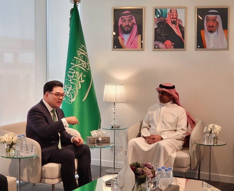 하나금융그룹은 지난 25일(현지시각) 사우디아라비아 리야드 소재 사우디 수출입은행(Saudi EXIM, Saudi Export-Import Bank) 본사를 방문해 중동 지역 내 협력 사업 확대를 위한 업무협약을 체결했다. 이은형 하나금융그룹 부회장(사진 왼쪽)과 사아드 알 칼브(Saad Al-Khalb) 사우디 수출입은행 회장(사진 오른쪽)이 협약을 체결하기 전 접견실에서 환담을 나누고 있다. ⓒ타임즈