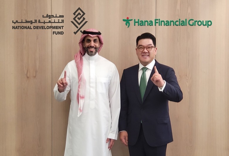하나금융그룹은 지난 25일(현지시각) 사우디아라비아 리야드 소재 사우디 수출입은행(Saudi EXIM, Saudi Export-Import Bank)과 사우디아라비아 국가개발기금(NDF, National Development Fund) 본사를 방문했다. 이은형 하나금융그룹 부회장(사진 오른쪽)과 압둘라 알넴르(Abdulelah Alnemr) 사우디아라비아 국재개발기금 부총재(사진 왼쪽)가 면담을 마치고 기념 사진을 촬영하고 있다. ⓒ타임즈