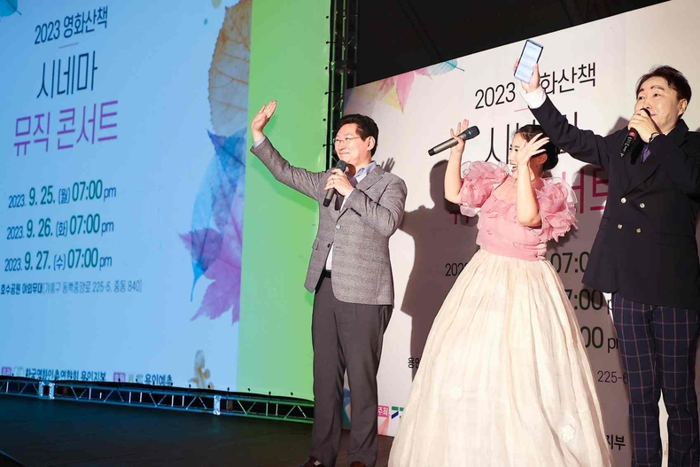 2-1. 지난 27일 저녁 이상일 용인특례시장이 기흥구 동백동 동백호수공원에서 열린 영화산책 시네마뮤직 콘서트에서 소프라노 정찬희와 오페라의 유령에 삽입된 All Ask Of You를 열창했다. ⓒ타임즈