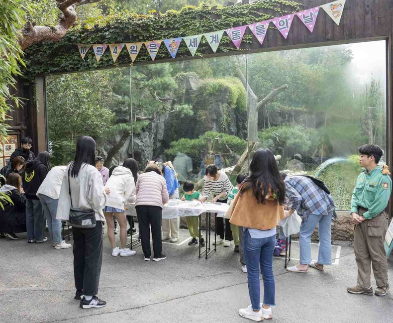 에버랜드 세계 동물의 날 종보전 캠페인_호랑이 가면 만들기 체험 (1) ⓒ타임즈<br>
1 에버랜드 동물원 타이거밸리에서 진행된 '세계 동물의 날' 종보전 캠페인에서 고객들이 호랑이 가면 만들기에 참여하고 있다. ⓒ타임즈