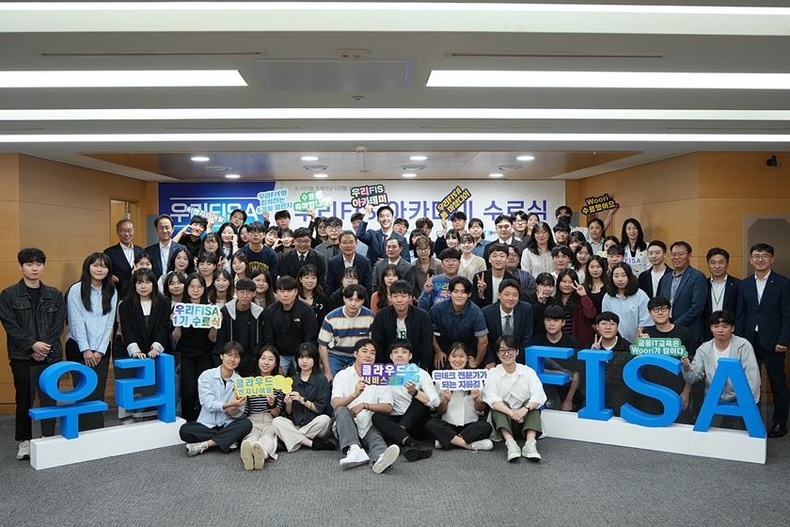 우리에프아이에스(대표 고정현)는 지난 9월 27일 서울 마포구 본사에서 우리FIS 아카데미 1기 수료식을 진행했다. 우리에프아이에스 고정현 대표이사, 대한상공회의소 김왕 단장, 서울서부고용복지+센터 김재석 소장이 수료식에서 기념촬영을 하고 있다. ⓒ타임즈 