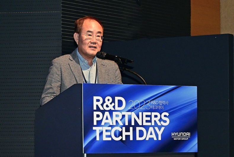  현대·기아차 '2023 R&D 테크데이' 개최<br>
현대자동차·기아가 글로벌 연구개발 경쟁력 확보를 위해 협력사의 기술 성장과 경쟁력 육성에 앞장선다. 현대차·기아는 11일(수) 롤링힐스 호텔(경기도 화성시 소재)에서 CTO 김용화 사장을 비롯한 현대차·기아 관계자, 현대차·기아협력회 문성준 회장, 한국자동차산업협동조합 신달석 이사장 및 협력사 관계자들이 참석한 가운데 ‘2023 R&D 협력사 테크 데이(Tech Day)'를 개최했다고 밝혔다. ⓒ타임즈