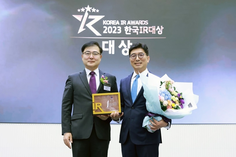 현대차, 2023 ‘한국IR대상’ 대상 수상<br>
현대차는 11일(수) KRX 한국거래소 서울사무소(서울특별시 여의도 소재) 홍보관에서 열린 한국IR협의회 주관 ‘2023 한국IR대상 시상식’에서 대상을 수상했다.<br>
'2023 한국IR대상 시상식'에서 KRX 한국거래소 손병두 이사장(왼쪽)과 현대자동차 IR담당 구자용 전무가 사진 촬영하고 있는 모습. ⓒ타임즈