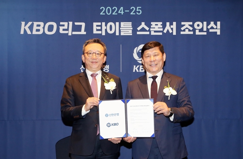 서울시 중구 롯데호텔에서 진행된 ‘KBO 리그 타이틀 스폰서 조인식’에서 신한은행 정상혁 은행장(왼쪽)과 KBO 허구연 총재가 기념촬영 하는 모습 ⓒ타임즈
