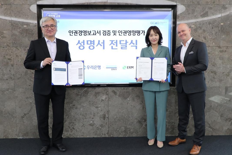 우리은행, 이해관계자 인권보호 위한 인권경영시스템 구축 ⓒ타임즈<br>
■ 사진설명 : 우리은행(은행장 조병규)은 지난 11일 우리은행 본점에서 인권경영보고서 검증 및 인권영향평가 성명서 전달식을 가졌다. 전달식 이후 (왼쪽부터) 이장섭 DNV 대표이사와, 이현주 우리은행 ESG기획부장, Mark Watson ERM KOREA 대표가 기념사진을 촬영하고 있다.