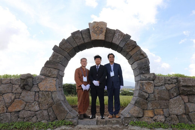 사진 2. ‘신협-와흘메밀마을 제주천년돌담길 완공식’에서 (좌측부터) 조경근 제주돌담보전회장, 김윤식 신협중앙회장, 강익상 와흘리장이 기념 촬영을 하고 있다. ⓒ타임즈