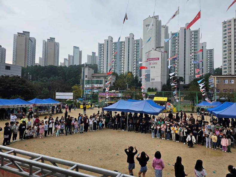 영덕2동이 지난 14일 청곡초등학교에서 2023년 영덕2동 푸른골 어울림 한마당 행사를 개최했다. ⓒ타임즈
