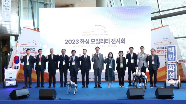 (사진) 2023 화성 모빌리티 전시회에서 기념촬영을 하고 있다 ⓒ타임즈