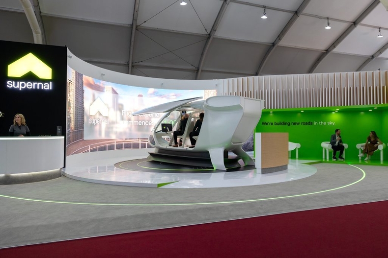 (사진1) ‘서울 ADEX 2023’ 전시회에 참가한 현대차그룹 슈퍼널 부스 전경 ⓒ타임즈<br>
<사진설명> 현대자동차그룹의 미국 도심 항공 모빌리티(UAM, Urban Air Mobility) 독립 법인인 슈퍼널(Supernal)이 17일부터 22일까지 경기 성남시 서울공항에서 막을 올리는 ‘서울 국제항공우주 및 방위산업 전시회(ADEX 2023)’ 참가를 통해 한국 시장에 처음 데뷔한다.