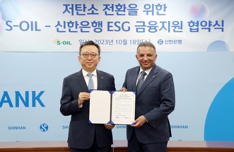 지난 18일 서울시 중구 소재 신한은행 본점에서 진행된 ‘저탄소 전환을 위한 ESG 금융지원’ 업무협약식에서 신한은행 정상혁 은행장(왼쪽)이 S-OIL 안와르 에이 알 히즈아지 대표와 기념촬영 하는 모습 ⓒ타임즈