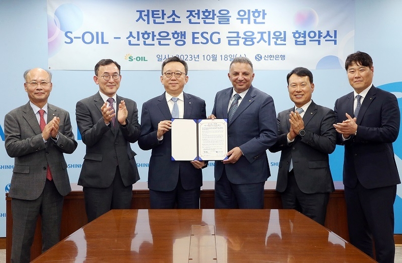 지난 18일 서울시 중구 소재 신한은행 본점에서 진행된 ‘저탄소 전환을 위한 ESG 금융지원’ 업무협약식에서 신한은행 정상혁 은행장(왼쪽에서 세번째)과 S-OIL 안와르 에이 알 히즈아지 대표(왼쪽에서 네번째)가 관계자들과 기념촬영 하는 모습 ⓒ타임즈