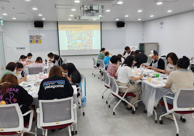 기획보도1-5 ‘소래너나들이’에서 팝아트 초상화 그리기 수업에 참여하고 있는 지역주민들 ⓒ타임즈