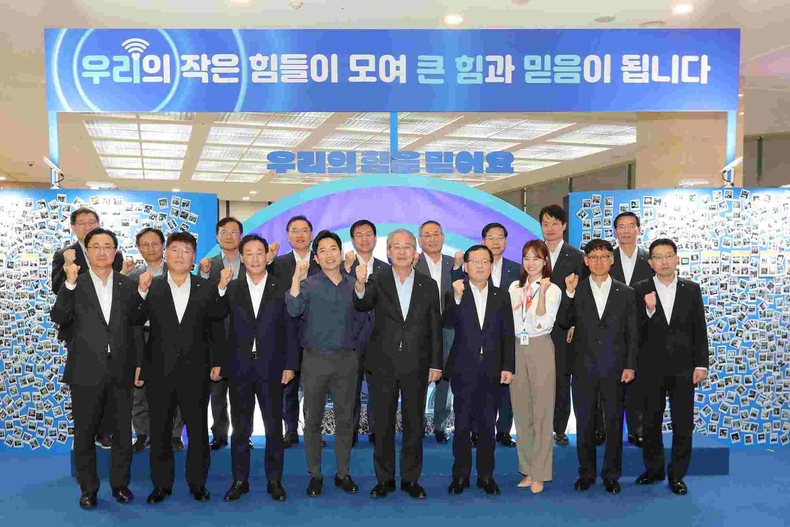 우리금융, 전 그룹사와 우리한 컷 릴레이 개최 ⓒ타임즈<br>
■ 사진설명 : 임종룡 우리금융그룹 회장(앞줄 오른쪽에서 5번째)이 지난 20일 자회사 CEO 및 임직원들과 우리금융 본사에 모여 조직문화 혁신을 다짐하며 기념촬영을 하고 있다.