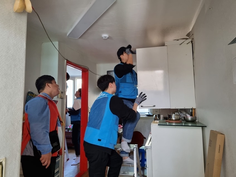 지난 21일 관내 복지기관인 작은자리복지관과 협력하여 시흥시 관내 안전 취약계층을 대상으로 무상 안전점검 및 LED전등 교체 활동 을 실시했다고 23일 밝혔다. 1 ⓒ타임즈