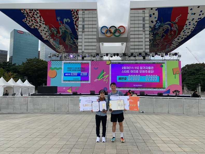 전국 체력왕 선발대회에서 여성 장년부 1위를 수상한 이현숙씨(좌), 전체 참가자 중 1위를 차 지한 남성 청년부 이재헌씨(우)가 상장과 부상을 들고 사진을 찍고 있다..(화성도시공사 제공) ⓒ타임즈