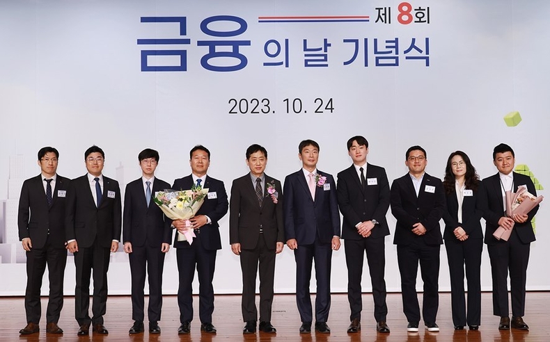 지난 24일 여의도 63컨벤션센터에서 열린 제8회 금융의 날 기념식에서 IBK캐피탈 함석호 대표(가장 오른쪽)가 혁신금융 부문 국무총리표창을 수상했다. ⓒ타임즈 