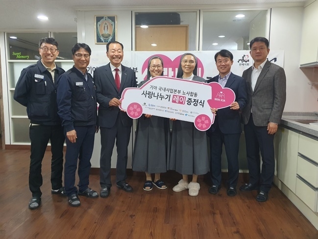 (사진 왼쪽부터) 정상규 노동조합 판매지회 총무실장, 최정현 노동조합 판매지회장, DMC수색지점 박진석 선임오토컨설트, 예수의 까리따스 수녀회 수원관구 신미라 미디어담당평의원, 까리따스 이주민문화센터 김은덕 센터장, DMC수색지점 김영 지점장, 국내사업본부 판매지원실 정진태 실장 ⓒ타임즈