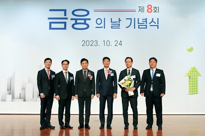 전상욱 우리금융저축은행 대표이사(우측에서 두 번째)가 제8회 금융의 날 기념식에서 김주현 금융위원장, 이복현 금융감독원장 등과 기념촬영을 하고 있다. ⓒ타임즈