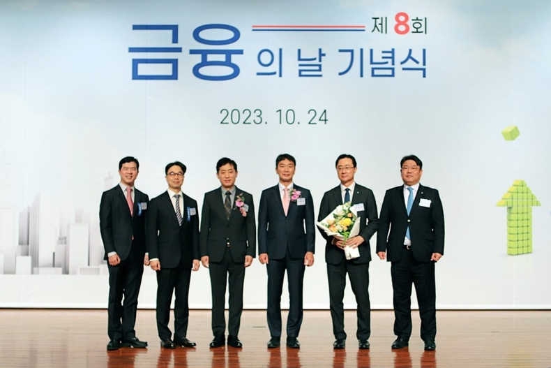 우리금융저축은행, ‘제8회 금융의 날’ 금융위원장 표창 수상 ⓒ타임즈<br>
■ 사진설명 : 전상욱 우리금융저축은행 대표이사(우측에서 두 번째)가 제8회 금융의 날 기념식에서 김주현 금융위원장, 이복현 금융감독원장 등과 기념촬영을 하고 있다.