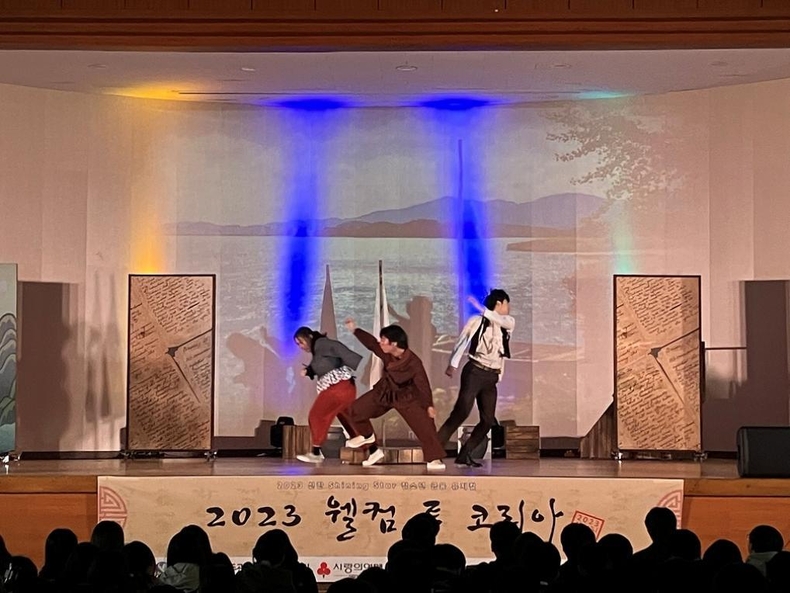 웰컴투 코리아 공연 보도자료 사진1 ⓒ타임즈<br>
사진설명1,2) 지난 28일 서울시 관악구 소재 광신고등학교에서 학생들이 ‘신한 Shining Star 프로젝트’ 청소년 금융교육 뮤지컬 ‘웰컴투 코리아’ 공연을 하고 있는 모습