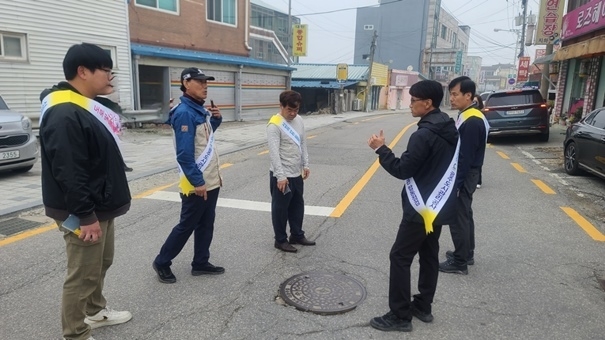 지난 25일 안전사고 사전 예방을 위해 도척처리구역 내 도척초등학교 및 광일중학교 통학로 도로에 설치된 맨홀에 대해 민 ‧ 관 합동으로 광주시 하수과, 광주도시관리공사, 해당 주민대표(이장)와 함께 로드체킹을 실시했다고 26일 밝혔다. 2 ⓒ타임즈