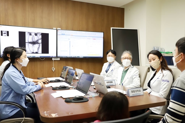 분당 차병원 (왼쪽부터)재활의학과 서미리 교수, 성형외과 김석화 교수, 이비인후과두경부외 과 안재철 교수가 구순구개열 언어치료 다학제 진료를 하고 있다. ⓒ타임즈