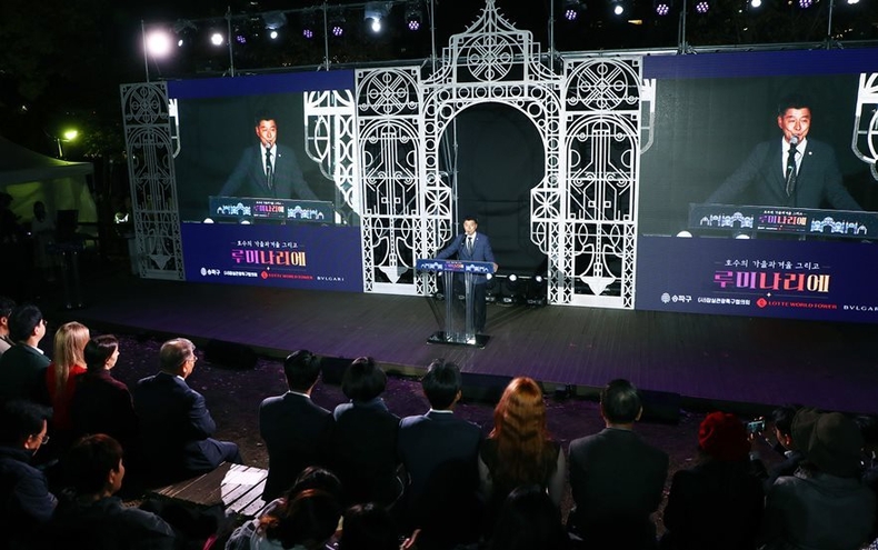 10월 27일(금) 18시 30분 석촌호수 동 호 수변무대에서 열린 ‘호수의 가을과 겨울, 그리고 루미나리에’ 개막식에 참석했다. 1 ⓒ타임즈