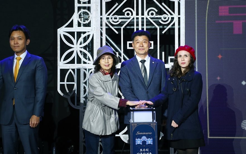 10월 27일(금) 18시 30분 석촌호수 동 호 수변무대에서 열린 ‘호수의 가을과 겨울, 그리고 루미나리에’ 개막식에 참석했다. 2 ⓒ타임즈