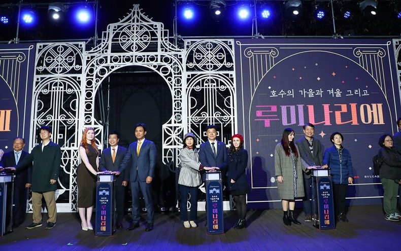 10월 27일(금) 18시 30분 석촌호수 동 호 수변무대에서 열린 ‘호수의 가을과 겨울, 그리고 루미나리에’ 개막식에 참석했다. 3 ⓒ타임즈
