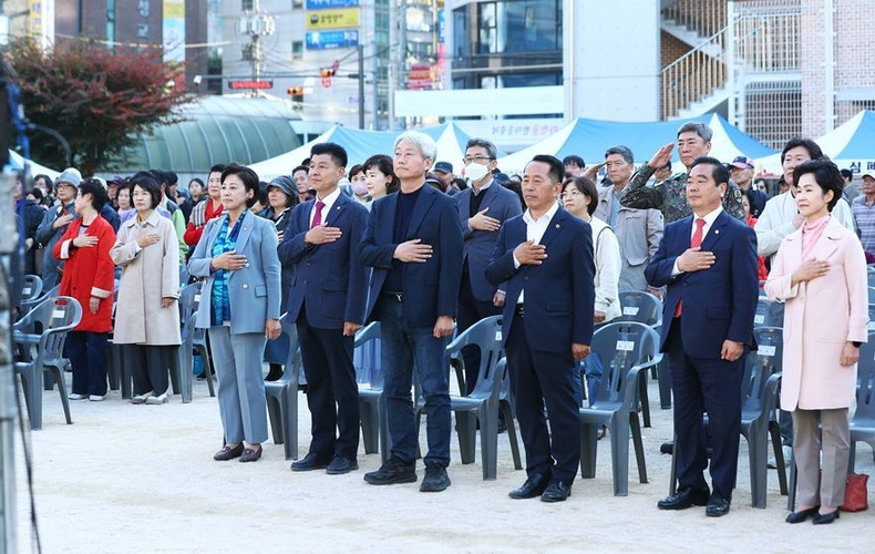 10월 28일(토) 16시 마천초등학교 운동 장에서 열린 ‘제6회 마천골 한마음축제’에 참석했다. 1 ⓒ타임즈