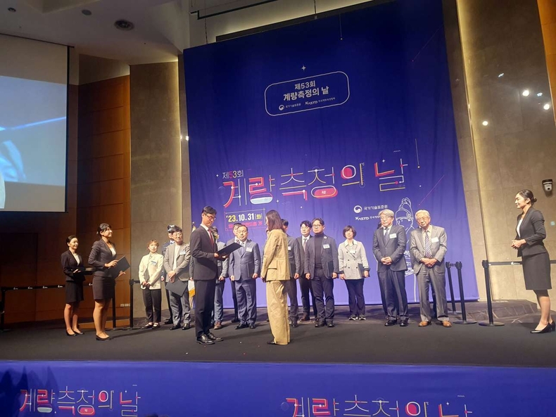 (첨부2) 계량측정산업발전 시상식 관련 사진(시상 정종욱 국가기술표준원장, 수상 최금숙 한난 고객지원처장) ⓒ타임즈