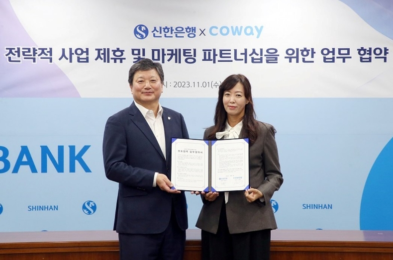신한은행, 코웨이와 전략적 업무 협약(사진1) ⓒ타임즈<br>
사진설명 : 사진1) 1일 서울시 중구 소재 신한은행 본점에서 진행된 업무 협약식에서 신한은행 정용욱 개인WM그룹장(왼쪽)이 코웨이 심병희 마케팅 본부장과 기념촬영 하는 모습