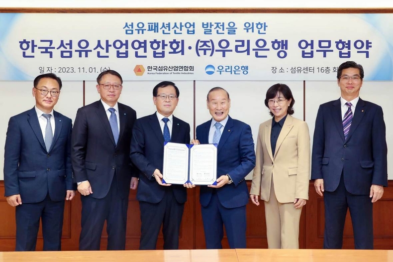 우리은행 섬유산업연합회와 업무협약 체결_2 ⓒ타임즈<br>
■ 사진설명 2 : 왼쪽부터 배연수 우리은행 중소기업고객부장, 정진완 우리은행 중소기업그룹장, 조병규 우리은행장, 최병오 한국섬유산업연합회 회장, 주소령 한국섬유산업연합회 부회장, 최문창 한국섬유산업연합회 상무가 기념촬영을 하고 있다.