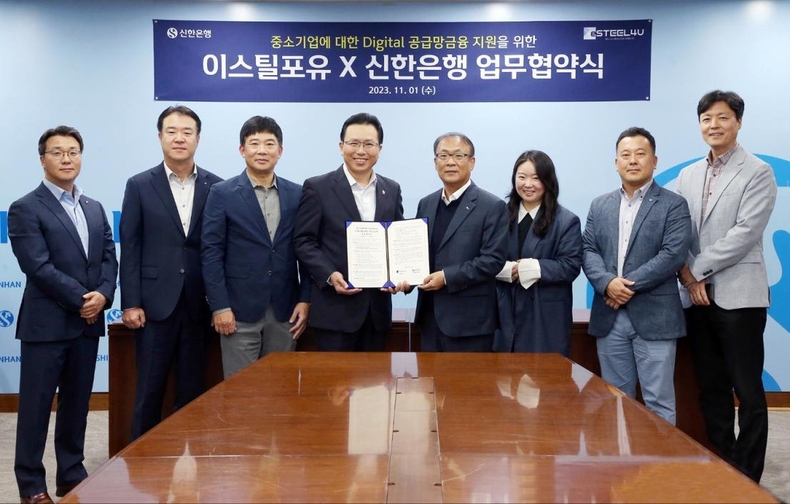 (보도자료 이미지2) 이스틸포유 업무협약 체결 ⓒ타임즈<br>
(사진설명2) 1일 서울시 중구 소재 신한은행 본점에서 진행된 업무 협약식에서 신한은행 전필환 디지털혁신부문장(왼쪽에서 4번째)과 이스틸포유 김성식 대표이사(왼쪽에서 5번째)가 관계자들과 기념촬영 하는 모습