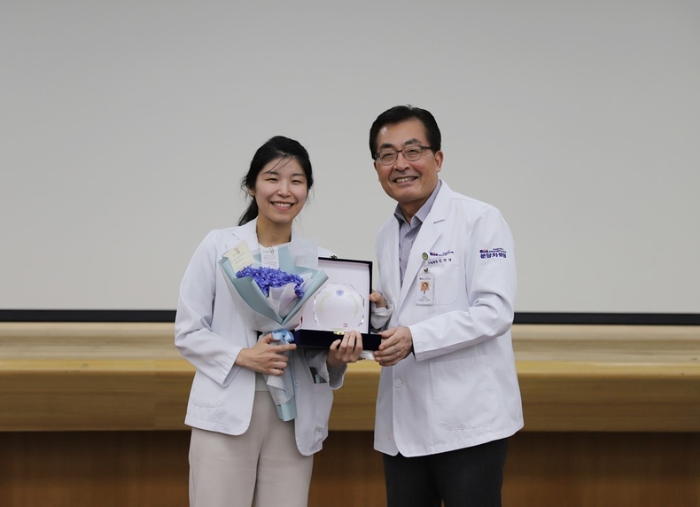 김영탁 분당차여성병원장(사진 오른쪽)과 소아청소년과 정모경 교수가 환자경험 우수 의사 1위 수상 후 기념촬영을 하고 있다. ⓒ타임즈