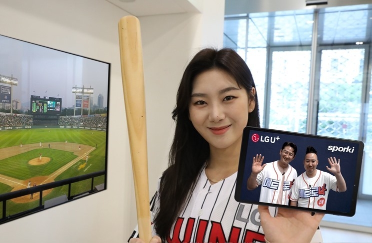 LG유플러스가 LG트윈스의 한국시리즈 진출을 기념해 자사 스포츠 커뮤니티 플랫폼인 스포키에서 프로야구 레전드들과 함께하는 ‘스포키 라이브톡’을 진행한다고 5일 밝혔다. 사진은 LG유플러스 모델이 스포키의 오리지널 콘텐츠를 소개하는 모습. ⓒ타임즈