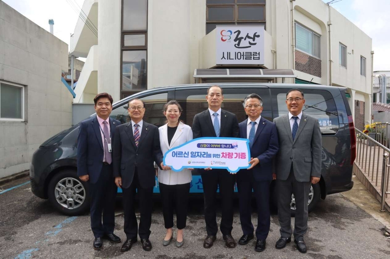 사진2. 6일 군산시니어클럽에서 진행된 신협 어부바 차량 전달식에서 관계자들이 기념촬영을 하고 있다. (좌측부터) 이동식 군산제일신협 전무, 박창길 군산제일신협 이사장, 홍소연 군산시니어클럽 관장, 우욱현 신협사회공헌재단 상임이사, 양춘제 신협전북지역협의회 회장, 강연수 신협전북지부 본부장 ⓒ타임즈