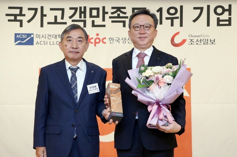 신한은행, 국가고객만족도(NCSI) 은행부문 7년 연속 1위 이미지1 ⓒ타임즈<br>
사진설명1) 서울시 중구 소재 롯데호텔에서 진행된 ‘2023년 국가고객만족도(NCSI) 1위 기업 인증식’에서 신한은행 정상혁 은행장(오른쪽)과 조선일보 홍준호 대표이사가 기념촬영 하는 모습