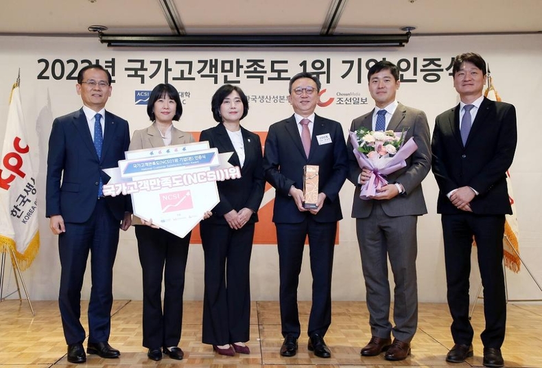 신한은행, 국가고객만족도(NCSI) 은행부문 7년 연속 1위 이미지2 ⓒ타임즈<br>
사진설명2) 서울시 중구 소재 롯데호텔에서 진행된 ‘2023년 국가고객만족도(NCSI) 1위 기업 인증식’에서 신한은행 정상혁 은행장(오른쪽 세번째)과 직원들이 기념 촬영 하는 모습