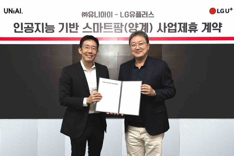 LG U+, 인공지능 기반 스마트팜 DX 솔루션으로 고효율 미래형 농가 만든다 ⓒ타임즈<br>
█ 사진설명 : LG유플러스는 유니아이와 사업제휴를 체결하고 인공지능 기술을 기반으로 한 스마트양계 사업을 본격화한다고 9일 밝혔다. 사진은 LG유플러스 임장혁 기업신사업그룹장(오른쪽)과 유니아이 백승환 대표