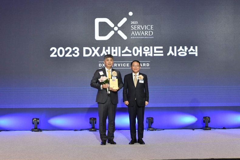 (보도사진) KB국민은행, ‘2023 DX서비스어워드’ 월드 그랑프리 수상 ⓒ타임즈<br>
(사진설명) 8일 서울시 중구 소공동에 위치한 롯데호텔에서 진행된 '2023 DX서비스어워드' 시상식에서 강명수 한국표준협회장(우측)과 박형주 KB국민은행 디지털신사업본부장(좌측)이 기념사진을 촬영하고 있다.
