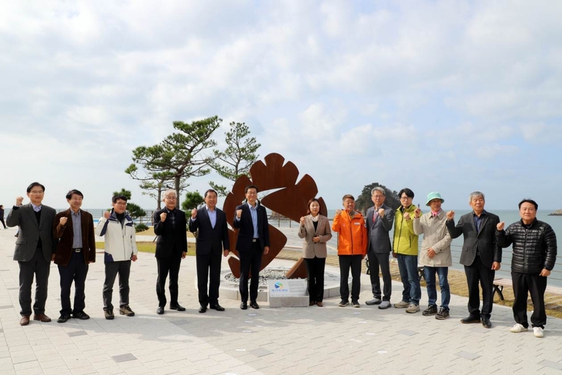 우리금융, 동서트레일 안면도 구간 조성사업 참여_2 ⓒ타임즈<br>
■ 사진설명2 : 한국등산트레킹지원센터 전범권 이사장(왼쪽 4번째), 태안군 박경찬 부군수(왼쪽 5번째), 우리금융그룹 미래사업추진부문 김건호 상무(왼쪽 6번째), 산림청 산림복지국 강혜영 국장(오른쪽 7번째), 대한산악구조협회 노익상 회장(오른쪽 6번째), 충청남도 농림축산국 오진기 국장(오른쪽 5번째)이 기념촬영을 하고 있다.