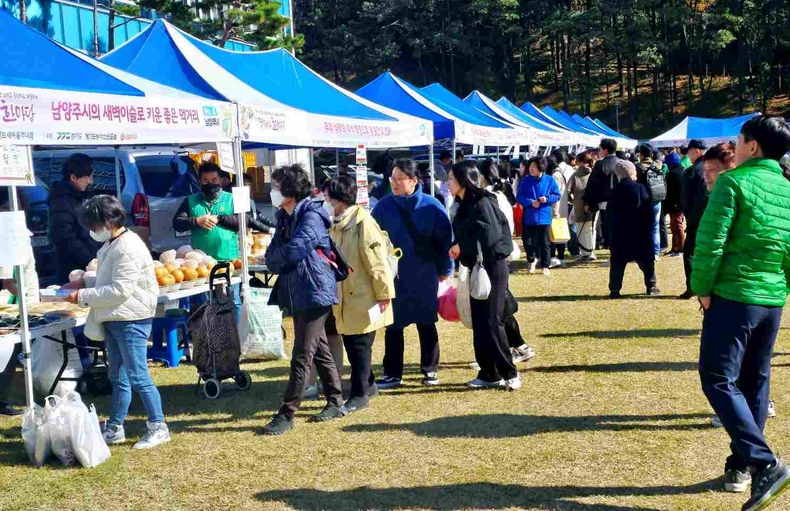 김동연 경기도지사, 김성남 경기도의회 농정해양위원장, 송재필 경기도새마을회장 등과 함께 행사에 참여했다(6) ⓒ타임즈